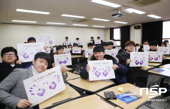 NSP통신-핸드프린팅한 손도장을 보이며 신입생들이 환하게 웃고 있다. (계명문화대학교)