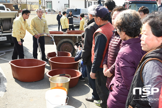 NSP통신-27일 최약식 경주시장과 지역주민들이 제한급수 적응훈련을 하고 있다. (경주시)