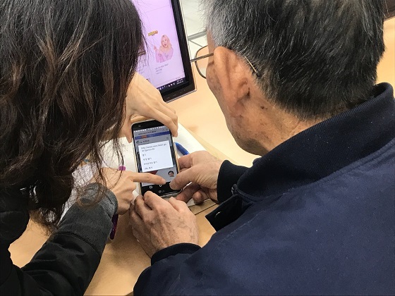 NSP통신-▲서천군이 지난 5일부터 어르신 눈높이에 맞춘 스마트폰 활용교육을 진행하고 있다. (서천군)