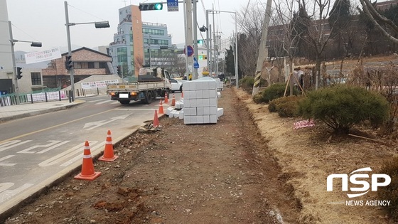 NSP통신-시흥시 논곡중학교 앞 보도블록 교체공사 현장. (민경호 기자)
