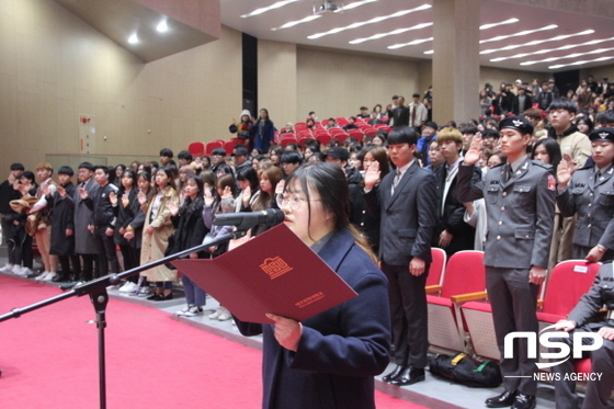 NSP통신-28일 개최된 대구과학대학교 제58회 입학식에서 간호학과 배유리씨가 신입생을 대표해 입학선서를 하고 있다. (대구과학대학교)