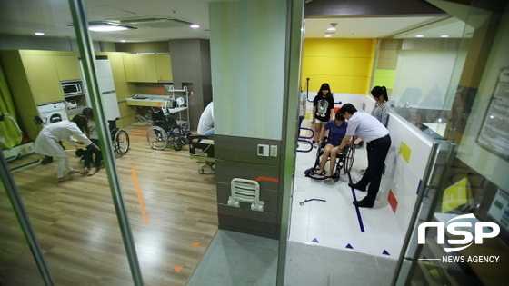 NSP통신-작업치료사 국시에서 100% 합격률을 나타낸 대구보건대 작업치료과 학생들의 실습장면. (대구보건대학교)