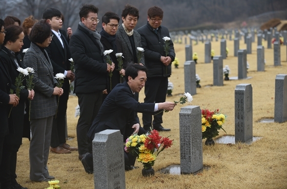 NSP통신-박수현 전 청와대 대변인이 천안시 국립 망향의 동산을 찾아 헌화하고 있다. (박수현 선거캠프)