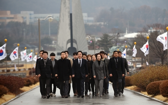 NSP통신-박수현 전 청와대 대변인이 지지자들과 함께 천안시 국립 망향의 동산을 방문하고 있다. (박수현 선거캠프)