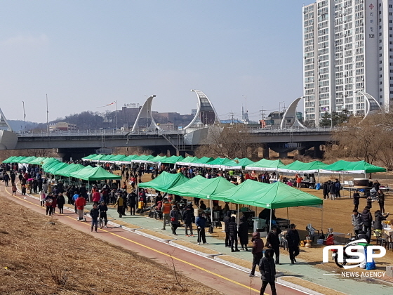 NSP통신-오산시민들이 오산천변에서 진행중인 2018 정월대보름 큰잔치를 즐기고 있다. (민경호 기자)