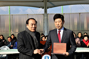 [NSP PHOTO]박용선 경북도의원, 축구협회 감사패 받아