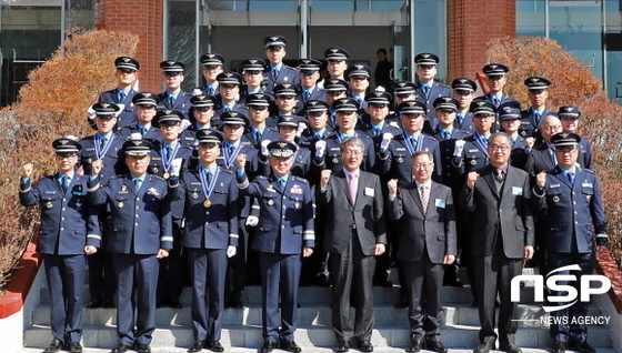 NSP통신-32명의 신임 하사들이 공군교육사령관 최현국 중장과 영진전문대학 최재영 총장(앞줄 왼쪽서 네 번째, 다섯 번째)과 기념촬영을 하고 있다. (영진전문대학)