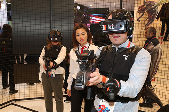 NSP통신-MWC 2018에서 참관객들이 스페셜포스 VR 유니버셜 워를 플레이 하고 있다.<사진=KT>