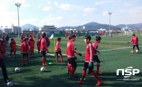 NSP통신-경북 경주에서 동계 훈련을 하고 있는 축구 선수들 (경주시)