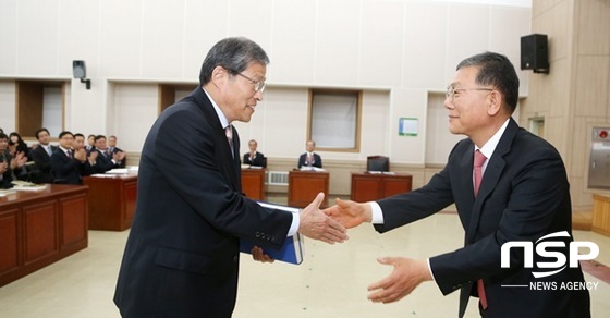 NSP통신-전남교육청이 5일 가진 함께하는 전남교육 교육백서 전달식. (전남교육청)