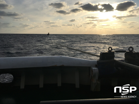 NSP통신-동해해경이 독도 인근에서 기관 고장으로 표류 중인 어선 D호를 예인하고 있다. (동해해양경찰서)
