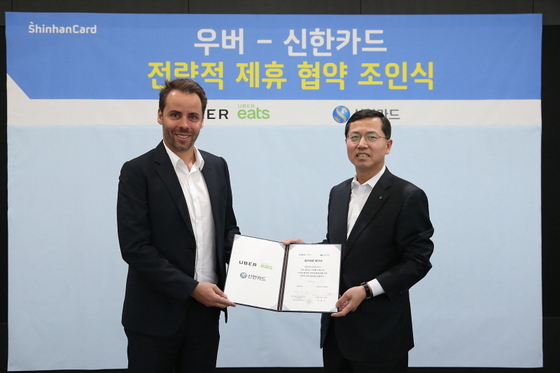 NSP통신-신한카드는 글로벌 IT 기업인 우버와 디지털 플랫폼 연계, 마케팅 역량 공유, 신사업 발굴 협력 등을 포함하는 디지털 생태계 제휴를 체결하고 이에 대한 제휴 조인식을 8일 오전 을지로 소재 신한카드 본사에서 진행했다. 이날 행사에는 르노 베스나드 우버 아시아 태평양 마케팅 총괄, 임영진 신한카드 사장(오른쪽) 등 양사 관계자들이 참석했다. (신한카드)