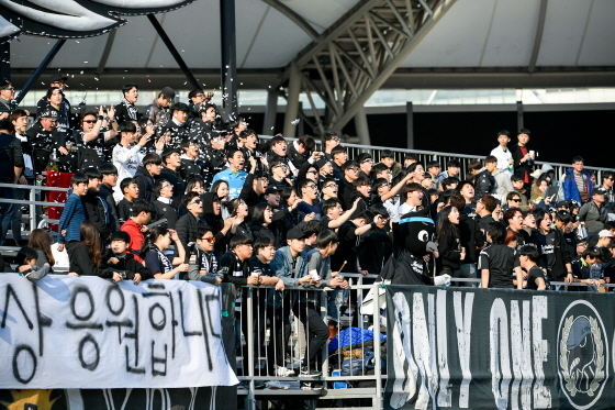 NSP통신-성남FC 팬들이 성남FC 선수들을 응원하고 있다. (성남FC)