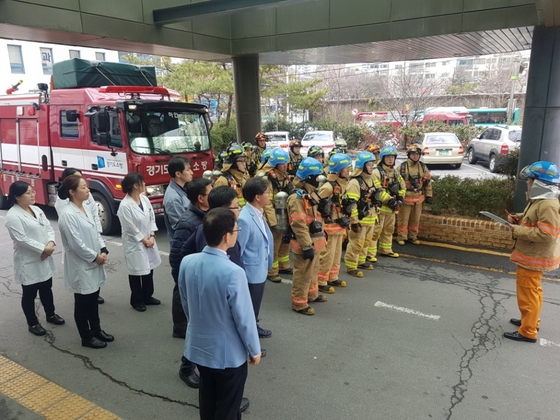 NSP통신-8일 광명성애병원에서 병원과 광명소방서 관계자들이 함께 소방훈련을 진행하고 있다. (광명소방서)