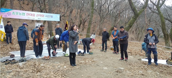 NSP통신-고양시장 출마를 선언한 김유임 경기도의원이 송포농협 한마음 산악회의 북한산 시산제에서 발언하고 있다. (김유임 도의원실)