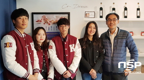 NSP통신-좌측부터 안효성·이지민·박세준 학생, 최성은 카페 대표, 이성룡 경북도청 사회적기업육성총괄 계장이 제품이 전시된 카페에서 기념 촬영하는 모습. (경일대학교)