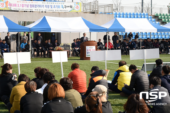 NSP통신-지난 10일 제53회 3.1절 기념 협회장기 타기 직장 및 조기회 축구대회에서 최양식 시장이 축하사를 하고 있다. (경주시)