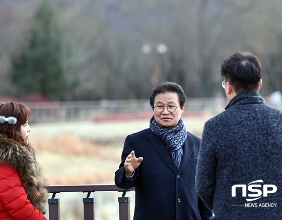 NSP통신-김용판 대구 달서구청장 예비후보가 월광수변공원 일대를 둘러보고 있다. (김용판 후보 제공)