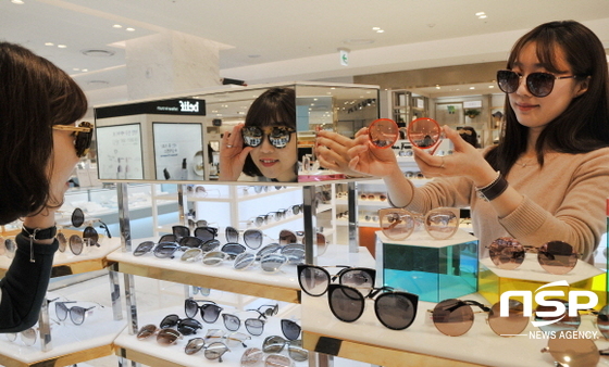 NSP통신-롯데백화점 대구점 지하1층 패션매장 에서 여성 고객들이 나들이 대비 선글라스를 구경 하고 있다. (롯데백화점 대구점)