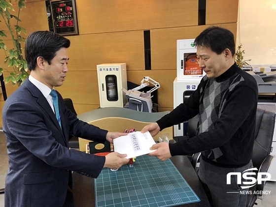 NSP통신-황영헌 바른미래당 대구 북을 지역위원장이 헌법재판소에 위헌심판 청구서를 제출하고 있다.