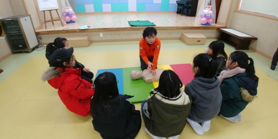NSP통신-광명여성의용소방대가 광성초등학교 학생을 대상으로 심폐소생술 교육을 하고 있다. (광명소방서)