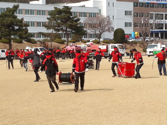 NSP통신-수원시 관계자들이 산불 방지 훈련을 하고 있다. (수원시)