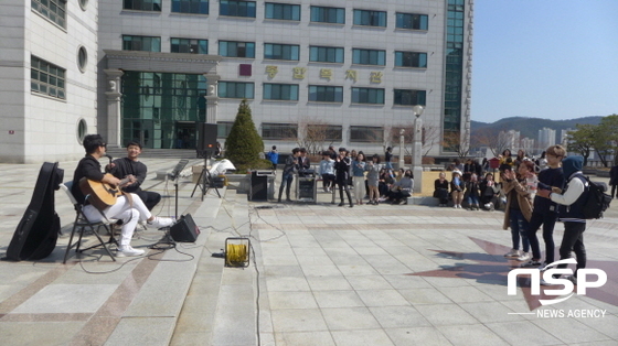 NSP통신-13일 대구과학대학교 영송중앙도서관 앞 광장에서 캠퍼스 힐링 버스킹이 진행되고 있다. (대구과학대)