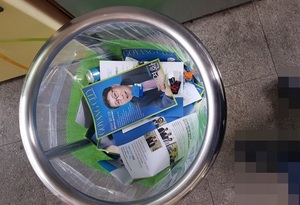 [NSP PHOTO]쓰레기통 버려진 의정보고서 접한 김영환 경기도의원,우리의 숙명이다