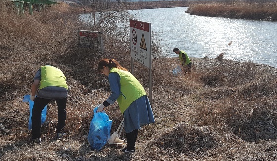 NSP통신-▲예산군이 지난 14일 무한천 내 상수원 보호구역 환경정화 활동을 실시했다. (예산군)