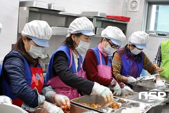 NSP통신-금부사랑봉사단 회원과 육정미 대구 수성구의원 예비후보 (왼쪽에서 두번째)가 점심을 배식하고 있다. (김덕엽 기자)