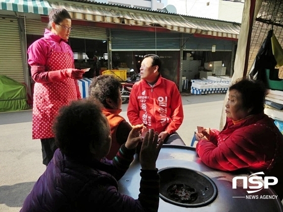 NSP통신-임형길 중구청장 예비후보가 재래시장에서 상인들과 음식을 먹으며, 이들의 민심을 듣고 있다. (임형길 후보 제공)