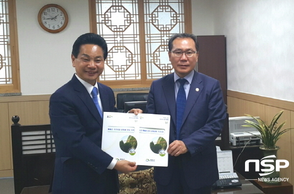 NSP통신-전동평 영암군수가 김종민 문화재청장과 함께 기념촬영을 하고 있다. (영암군)