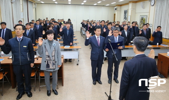 NSP통신-경주시 간부공무원들이 선거중립 결의문을 낭독하고 있다. (경주시)