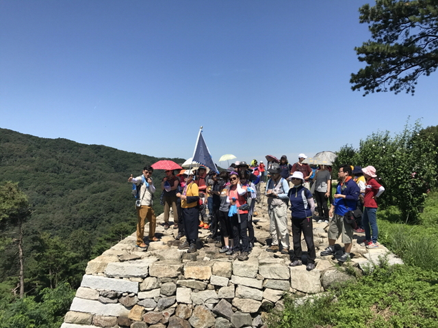 NSP통신-2017년도 제7회 경기옛길 테마탐방 중 죽수산성 역사탐방 모습. (경기도)