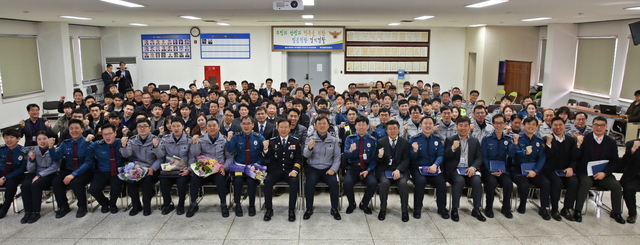 NSP통신-토론회 진행 후 이기창 경기남부지방경찰청장을 비롯한 현장직원 및 협력단체장들이 기념촬영을 하고 있다. (경기남부경찰청)