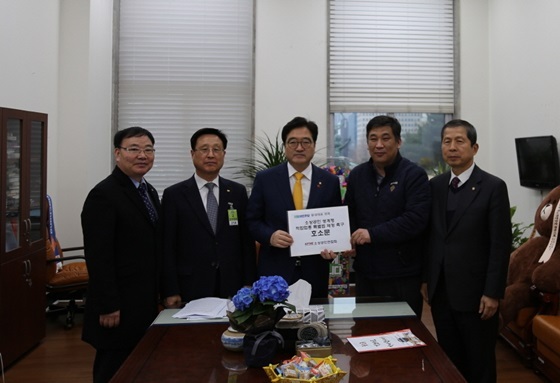 NSP통신-소상공인연합회 대표단이 자유한국당 김성태 원내대표에게 호소문을 전달하고 있다.왼쪽부터 한국제과기능장협회 박상규 회장, 한국화원협회 문상섭 회장, 소상공인연합회 최승재 회장, 자유한국당 김성태 원내대표, 한국산업용재협회 장성호 회장 (소상공인연합회)