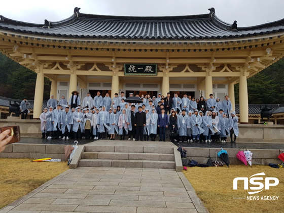 NSP통신-지난 19일 경상북도지방공무원교육원에서 2018년도 제2기 신규임용자과정 교육생 113명이 통일전을 방문해 기념촬영을 하고 있다. (경주시)