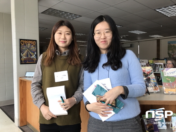 NSP통신-대구가톨릭대의 참스승 장학금을 받아 미국 스코키 공공도서관에서 인턴 근무를 한 도서관학과 4학년 조영은 학생(왼쪽)과 지난 2월 졸업한 송미애 씨. (대구가톨릭대)