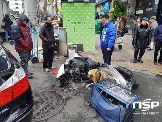 NSP통신-노상석 중구청장 예비후보가 화재 현장을 살피며, 작은 화재로 불에 탄 오토바이를 살펴보고 있다. (노상석 후보 제공)