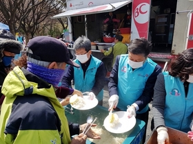 [NSP PHOTO]건보공단 대구본부, 어르신 800인분 무료점심 배식봉사 펼쳐