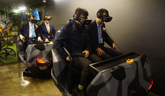 NSP통신-지난 20일 VR테마파크 VR스퀘어의 오픈식에 참여한 관계자들이 롤러코스터 VR콘텐츠를 체험하고 있다. (한콘진)