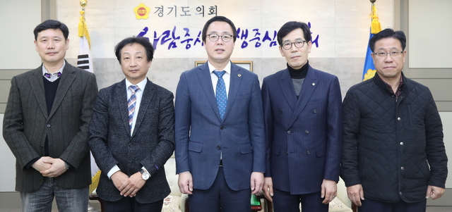 NSP통신-20일 경기도의회 의장 접견실에서 정기열 경기도의장(왼쪽)이 전국학생복협회 임원진과 접견 후 기념촬영을 하고 있다. (경기도의회)