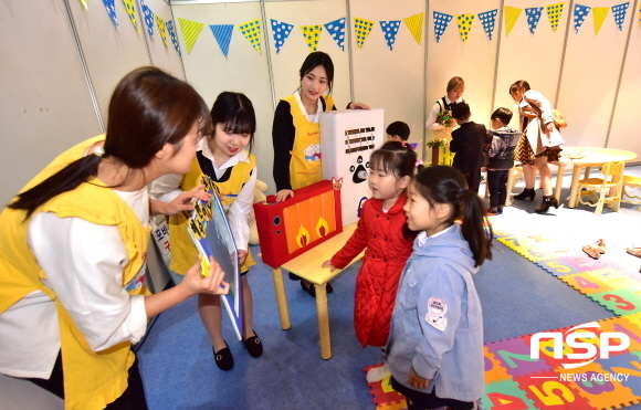 NSP통신-영진전문대학 유아교육과 재학생들이 직접 만든 유아교육용 교구를 이 대학 작품전에서 선보이고 있다. (영진전문대학)