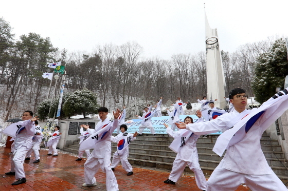 NSP통신-제99주년 용인 3.21만세 운동 기념행사가 21일 처인구 원삼면 좌천고개의 3.1만세운동 기념공원에서 개최했다. (용인시)