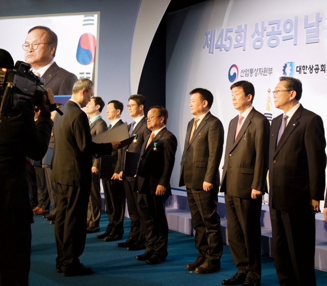 NSP통신-백운규 산업통산자원부 장관으로부터 석탑산업훈장을 수여받는 남봉길 회장(오른쪽에서 4번째)