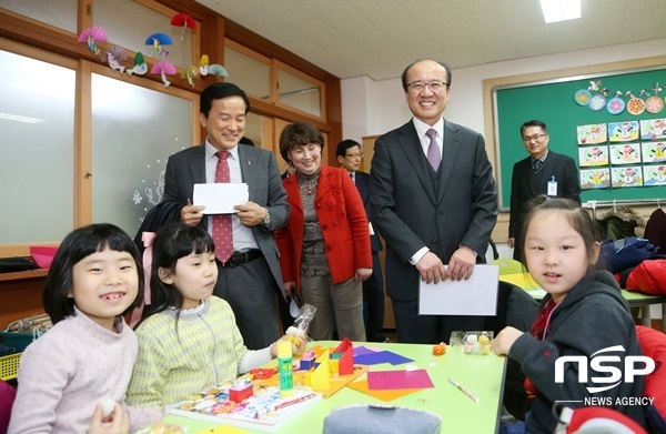 NSP통신-이기봉 전남도교육감 권한대행이 지난 21일 목포 옥암초를 방문해 돌봄교실 운영현황을 둘러보고 있다. (전남교육청)