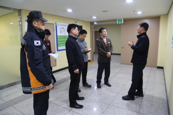 NSP통신-22일 중앙문화정보센터에서 김경호 분당소방서장과 관계자들이 현장안전컨설팅을 하고 있다. (분당소방서)