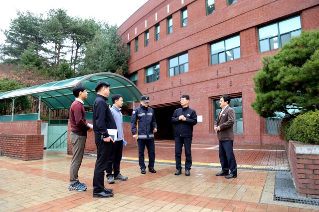 NSP통신-22일 중앙문화정보센터에서 김경호 분당소방서장과 관계자들이 현장안전컨설팅을 하고 있다. (분당소방서)