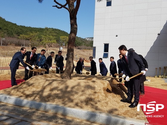 NSP통신-왠쪽 첫번째 이승율 청도군수, 오른쪽 첫번채 이만희 국회의원, 양정석 의장, 운문사 주지스님, 등이 신화랑풍류마을 개관식 기념식수를 하고있다. (김도성 기자)