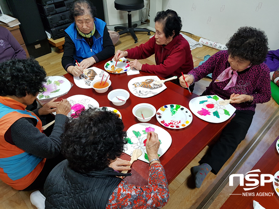 NSP통신-어르신들이 백세 청춘마당에 참여해 전통부채를 만들고 있다. (국립경주박물관)